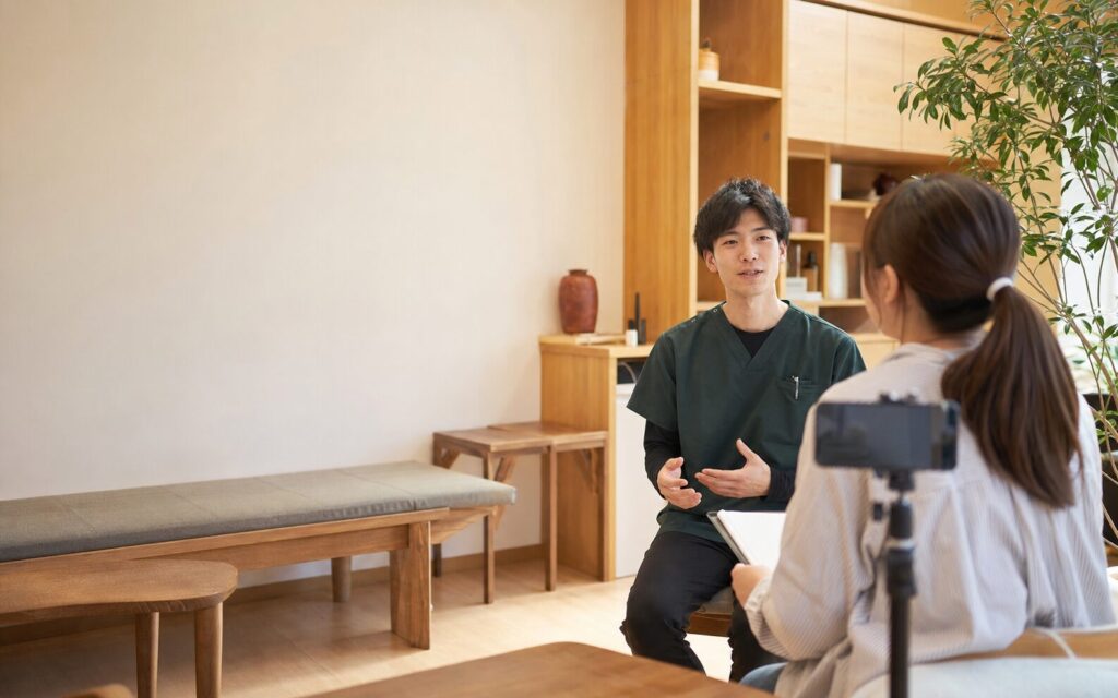 採用広報コンテンツのための取材を行う様子